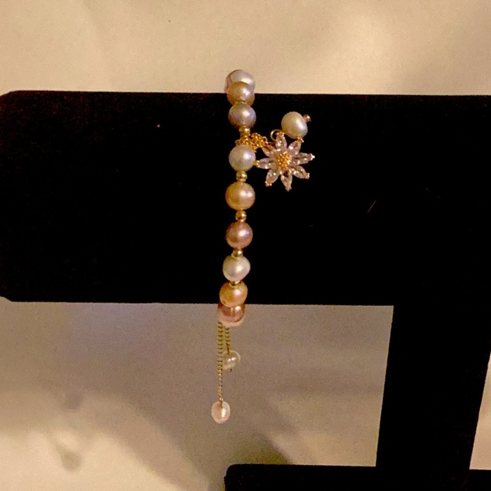 Freshwater pearl bracelet with crystal flower adjustable